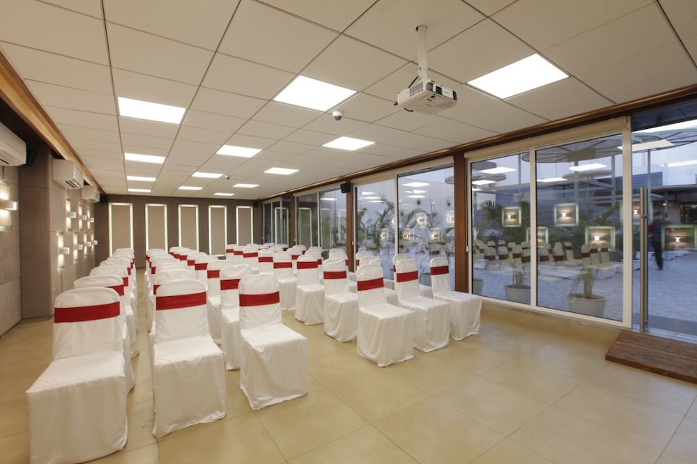 Hotel The Lotus Park, Ellisbridge — photo 4